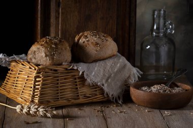 Ev yapımı çavdar ekmeği ve kırsal bir masada ayçiçeği tohumları.
