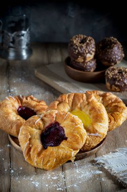 Eski bir kır masasında tatlı hamur işleri