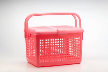 Beyaz zemin kapaklı pembe plastik sepet.