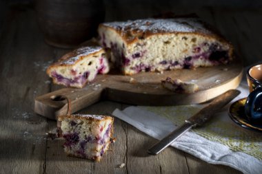 Kırsal bir masada yabanmersinli ev yapımı turta.
