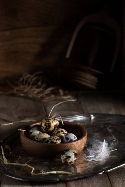 Bıldırcın yumurtaları, tahta bir masanın üstünde.