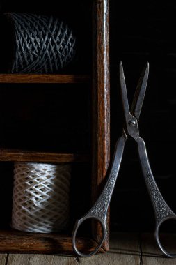 Tahta masadaki iplik makasları ve eski makaslar.