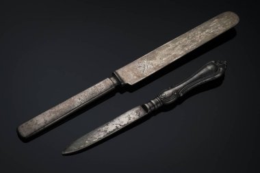 Esmer arkaplanda iki eski bıçak.