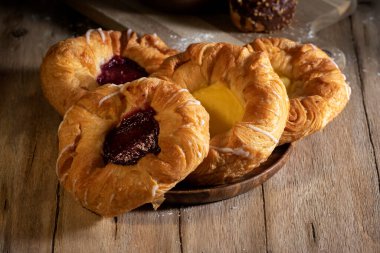 Kırsal bir masada taze pişmiş yiyecekler.