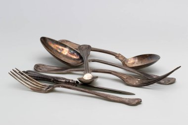 Beyaz arka planda eski kaşıklar ve çatallar