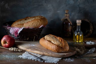 Tahta bir kırsal masada taze buğday ekmeği.