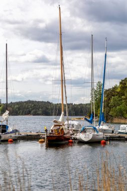 Bir bahar günü göl kenarındaki rıhtımda tekneler ve yatlar