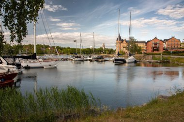 İsveç. Şehir barajındaki tekne istasyonu.