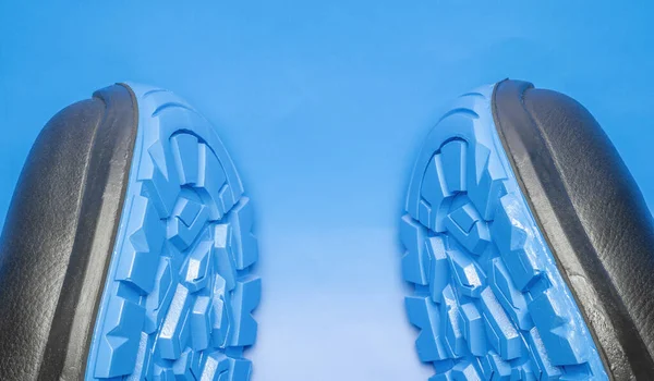 Пара Захисного Робочого Взуття Синіми Підошвами Захисту Робітників Синьому Фоні — стокове фото