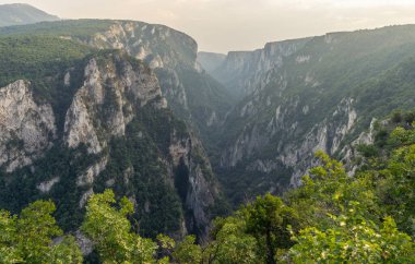 Zlot köyünün yakınındaki Lazar Kanyonu. Balkanlar 'ın en büyük kanyonu.