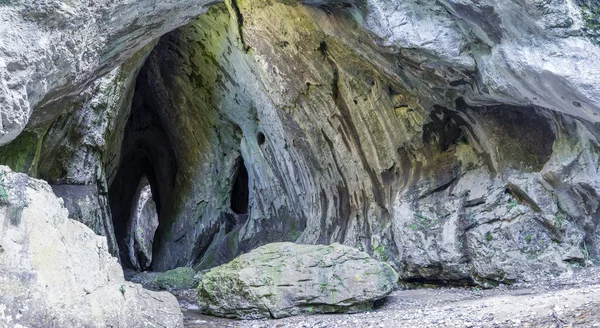 Sırbistan 'ın doğusundaki Plavna köyü yakınlarındaki nehrin geçtiği Paradise aşırı büyüme tünelinin girişi