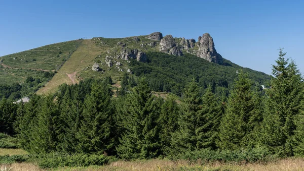 Babin Zub kayak yamacının manzarası ve Stara Planina veya Balkan Dağları 'nın zirvelerinden biri