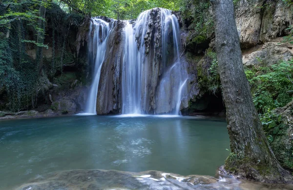 Blederija şelalesi Sırbistan 'ın doğusundaki Reka köyü yakınlarındaki Ulusal Park Cerdap