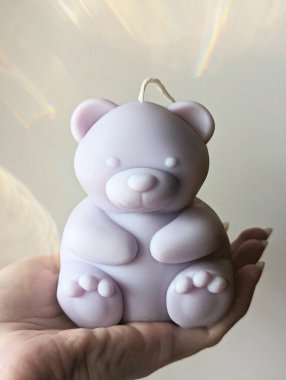 Oyuncak ayı şeklinde el yapımı soya mumu. 