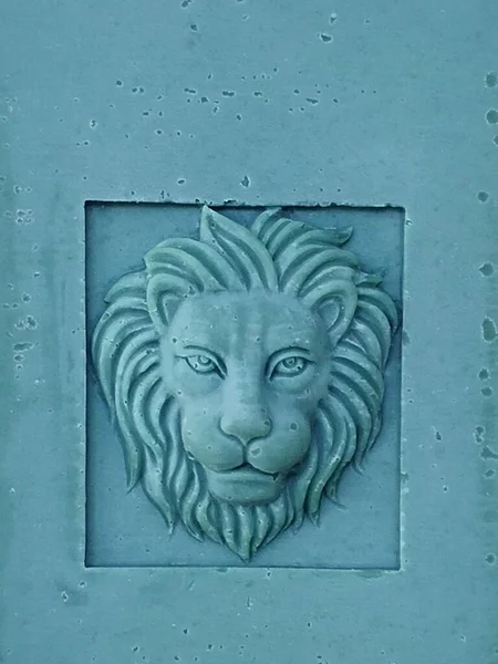 Totem Monumentální Ručně Vyrobená Svíčka Lví Hlavou Basreliéf Detailní Stock Fotografie