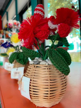 Güzel taklit kırmızı çiçekler evinizi dekore etmek için mükemmeldir.