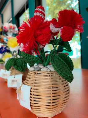 Güzel taklit kırmızı çiçekler evinizi dekore etmek için mükemmeldir.