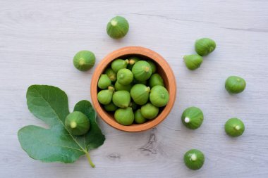 beyaz arkaplan ve yabani incir meyvesi