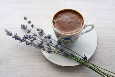 Fincanda Türk kahvesi ve lavanta çiçekli arka plan
