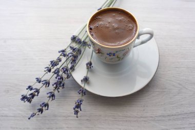 Fincanda Türk kahvesi ve lavanta çiçekli arka plan