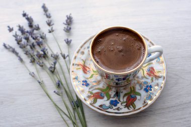 Fincanda Türk kahvesi ve lavanta çiçekli arka plan