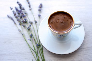 Fincanda Türk kahvesi ve lavanta çiçekli arka plan