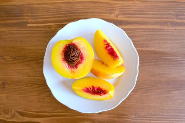 Ahşap masada dilimlenmiş şeftali