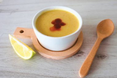 Beyaz kasede kırmızı mercimek çorbası