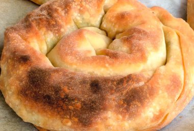 Peynirli ve susamlı taze Türk simidi.