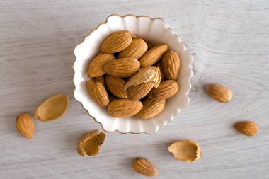 Masada bir kase badem.