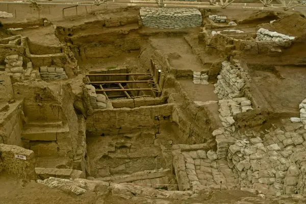 atalhyk, Neolitik bir şehir. İnsanların yaklaşık 9000 yıl önce yaşadığı şehirden ve kazı alanından görüntüler. (atalhyk, Konya, Türkiye)