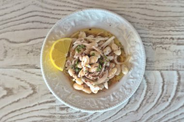 Piyaz, beyaz tabakta kaynamış fasulye ile zeytinyağı ile yapılır.