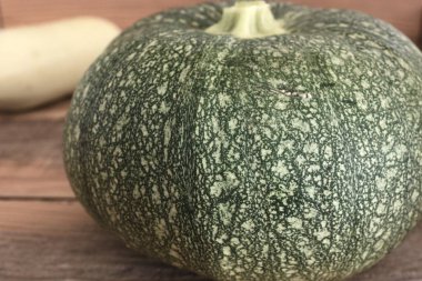 Ahşap masada yeşil kabak arkaplanı