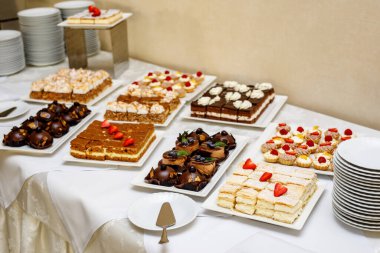 Tatlılar bir kahve molası sırasında davetlilerle buluşmaya hazır. Otelde iş görüşmesi..