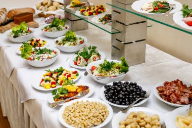 Aperatifler ve kanepeler etkinlikte misafirlerle tanışmaya hazır. Otelde iş görüşmesi.