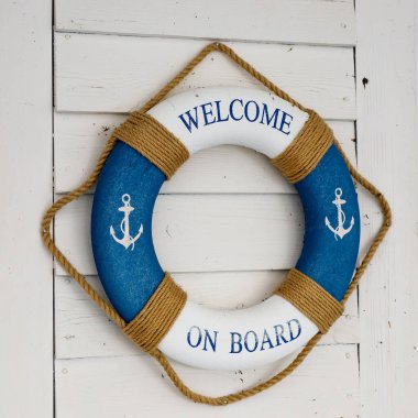 Mavi bir can simidi. Gemi kabininin duvarında bir can simidi var.