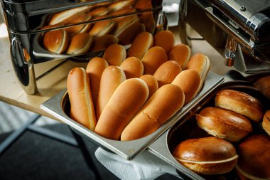 Taze sosisli çörekler hazır.