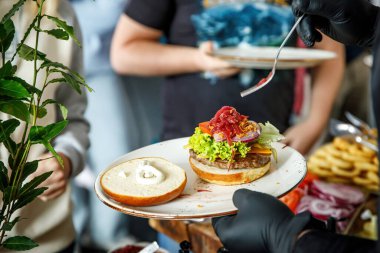 Ev yapımı hamburger. Kesme hamburger.