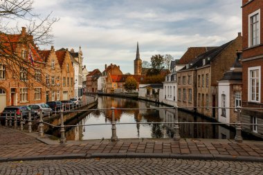 Belçika 'daki Brugge' un ikonik manzarası. Turistik poster