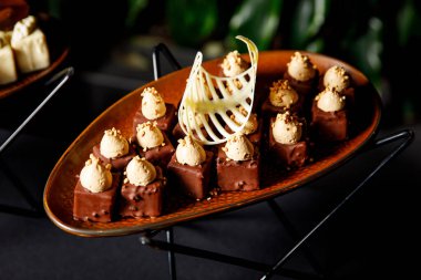 Kahverengi tabakta çikolatalı şekerler. Ev yapımı çikolatalar.