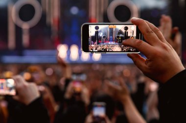 Açık hava yaz konserinin fotoğraflarını ve videolarını akıllı telefondan çekmek.