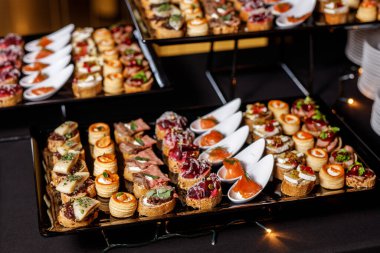 çeşitli aperatifler büfe