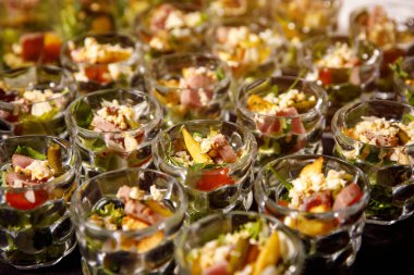 Büfede bardakta çeşitli atıştırmalıklar