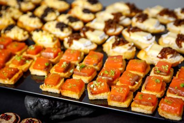 Yemek tabağı. Büfe masasında çeşitli atıştırmalıklar var.