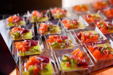 Açık büfede somon tartar.