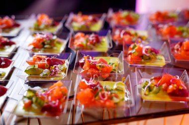 Açık büfede ya da yemek servisinde balık tartar.