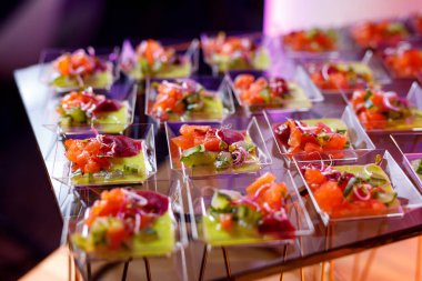 Açık büfede somon tartar.