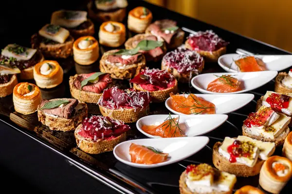 çeşitli aperatifler büfe