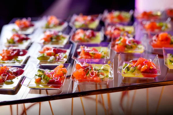 Açık büfede somon tartar.