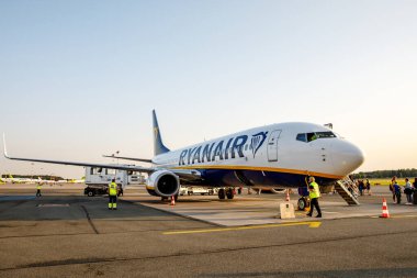 Riga, Letonya - 22.07.2022: Ryanair uçağı havaalanında